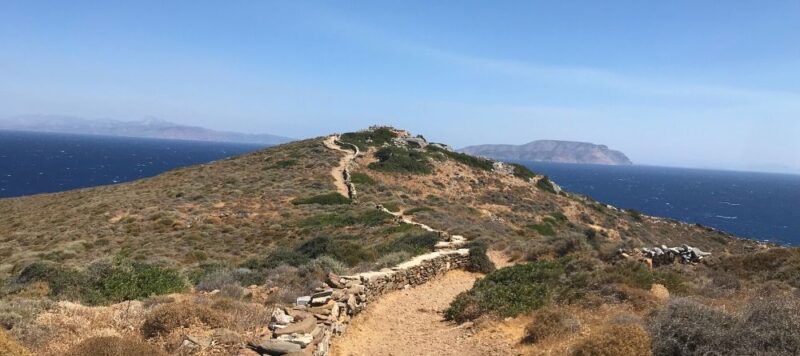 randonnée dans les montagnes de Ios en Grèce