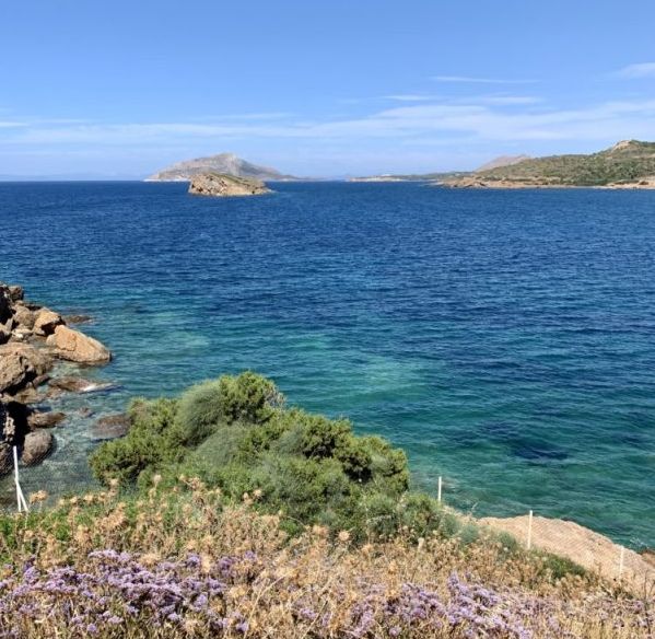 Mer bleue et paysage autour du Cap Sounion en Grèce