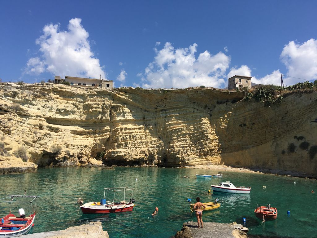 Bathing in the Magne: mezapos and its port