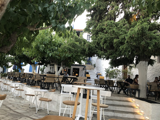 Vrachos café terrace in Skopelos: a good address