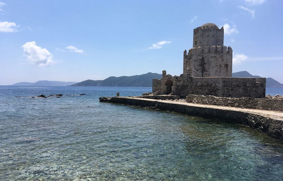 Tour Bourtzi qui s'enfonce dans la mer au château de Méthoni en Messénie en Grèce