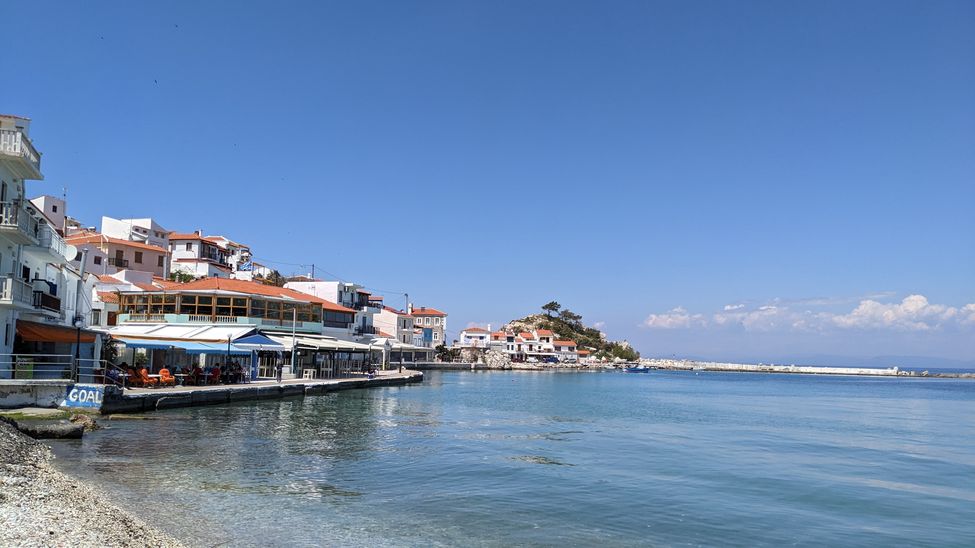 Bay with cafés and restaurants along the quay in Kokkari, Samos, Greece